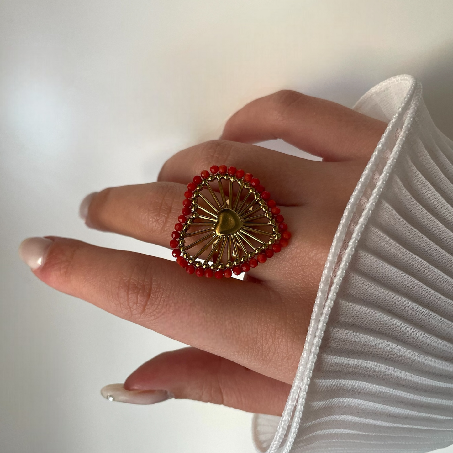 Bague fantaisie bohème en acier inoxydable doré, ajustable, ornée d’un cœur en perles rouges, bijou tendance pour femme au style romantique et estival.