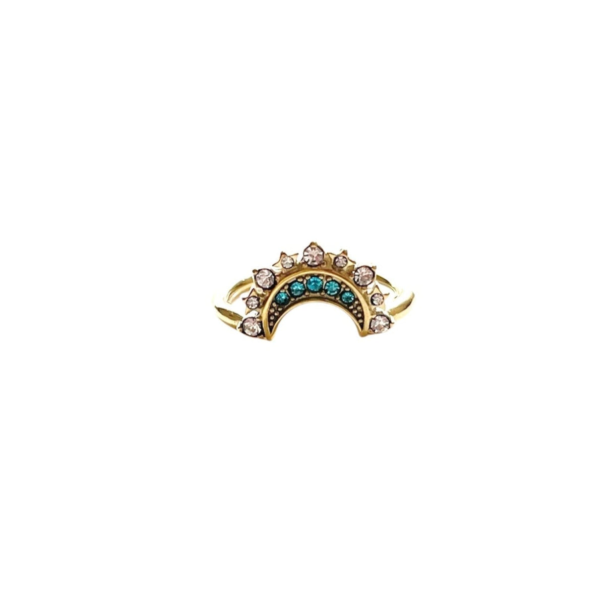 Bague ajustable femme en acier inoxydable doré, ornée d’une lune délicate sertie de zirconiums bleu nuit et blanc éclatant. Bijou céleste et symbolique, résistant à l’eau, hypoallergénique, et conçu pour s’associer parfaitement avec la bague Soleil. Idéal pour un look raffiné et poétique.