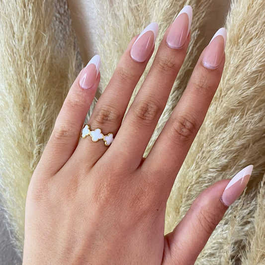 Bague en trèfle blanc en acier doré pour femme