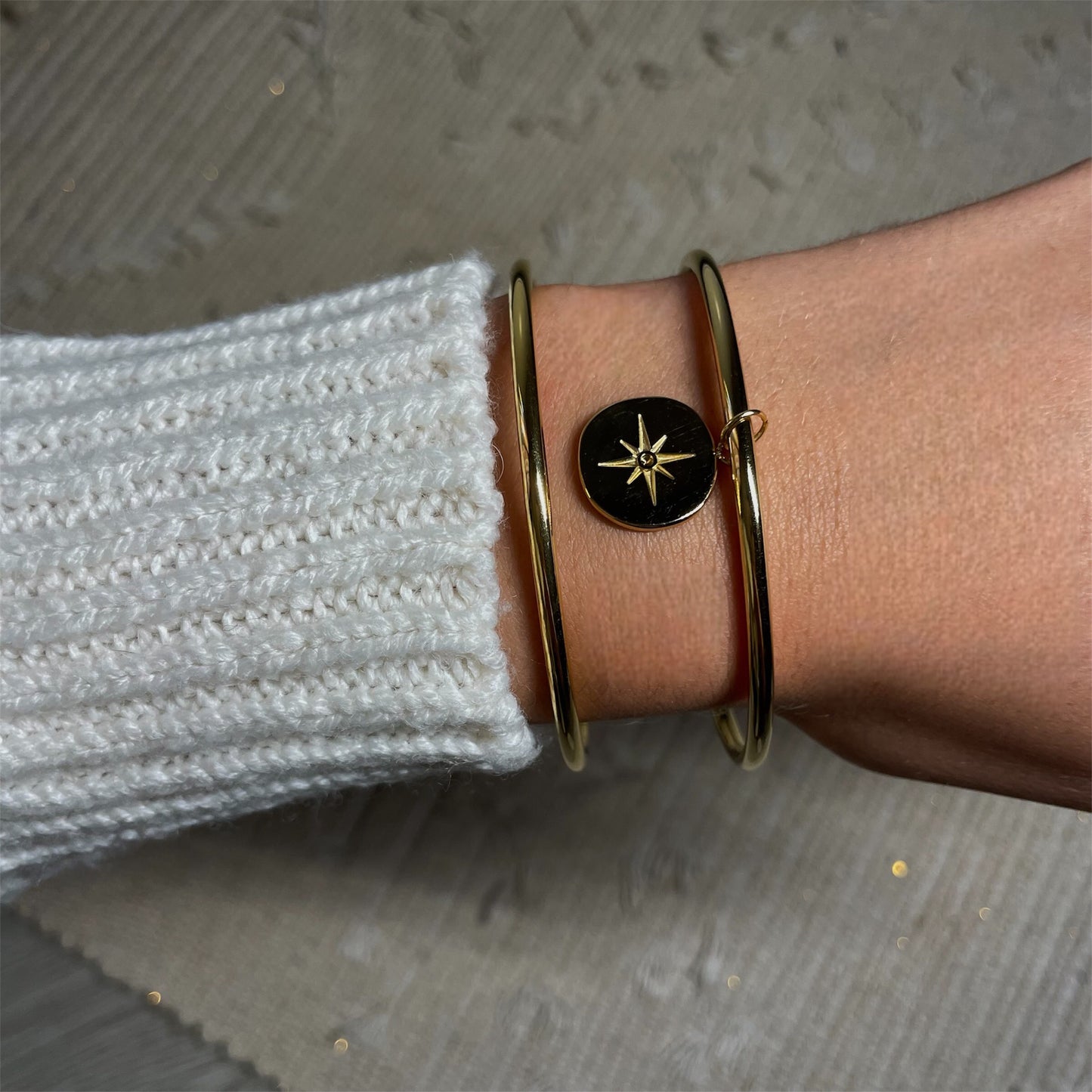 Bracelet jonc à breloque étoile en acier dore