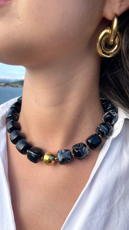Collier résine noire perles carrées et doré en acier inoxydable pour femme