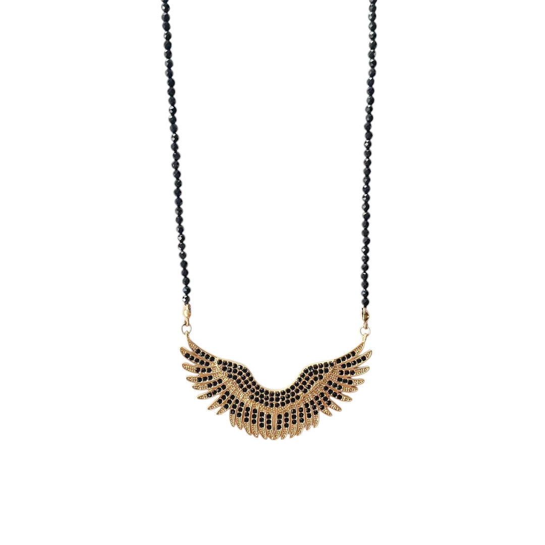 Collier femme en pierres naturelles de tourmaline avec pendentif ailes doré orné de strass noir, bijou protecteur et élégant.