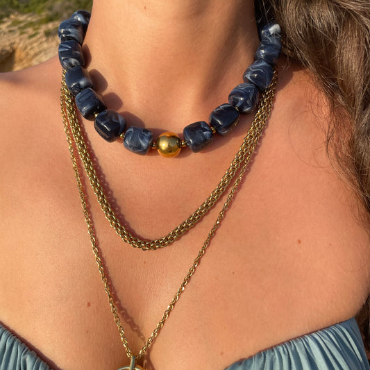 Collier en résine bleu roi marbré perles carrées pour femme tendance