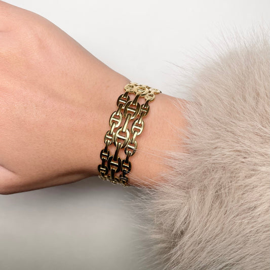 Jonc épais triple maille marine en acier inoxydable doré pour femme.