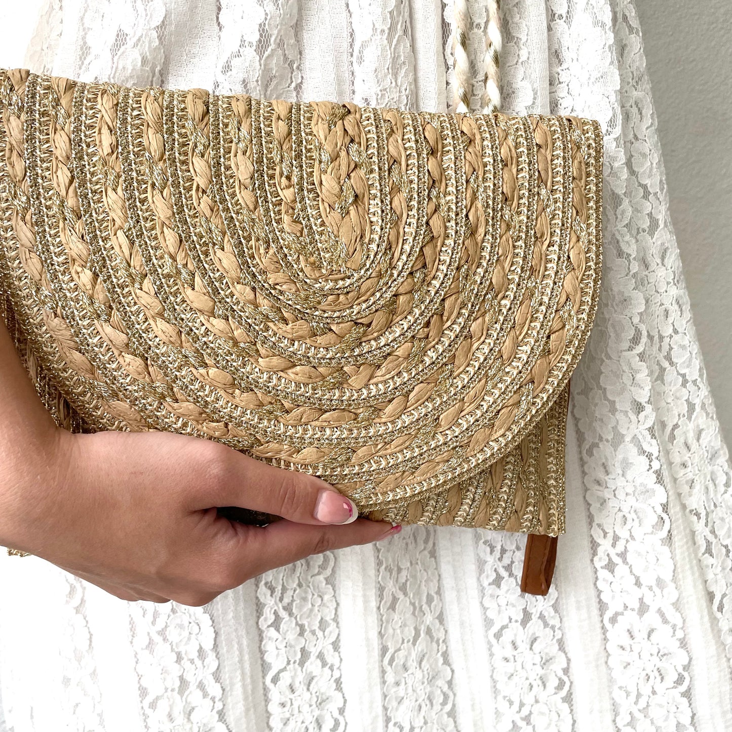 Pochette marron aux reflets dorés avec bandoulière réglable, style bohème chic, idéale pour un look estival ou de soirée – Collection Ibiza