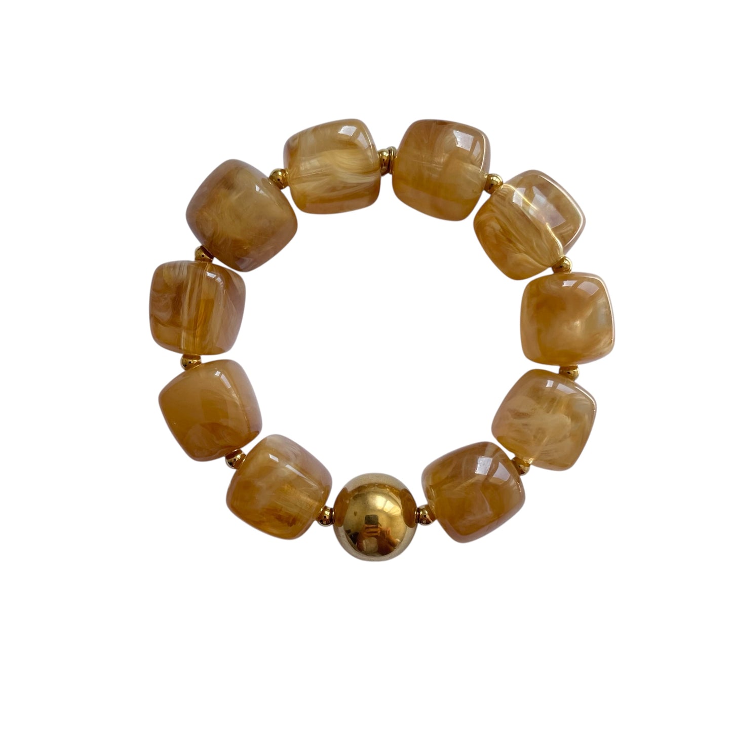Bracelet en résine beige jaune effet marbré avec finitions en acier inoxydable doré, ajustable et résistant à l’eau, bijou léger pour femme.