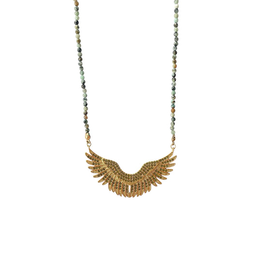 Collier pendentif ailes doré orné de strass vert clair et pierres naturelles de turquoise africaine pour femme