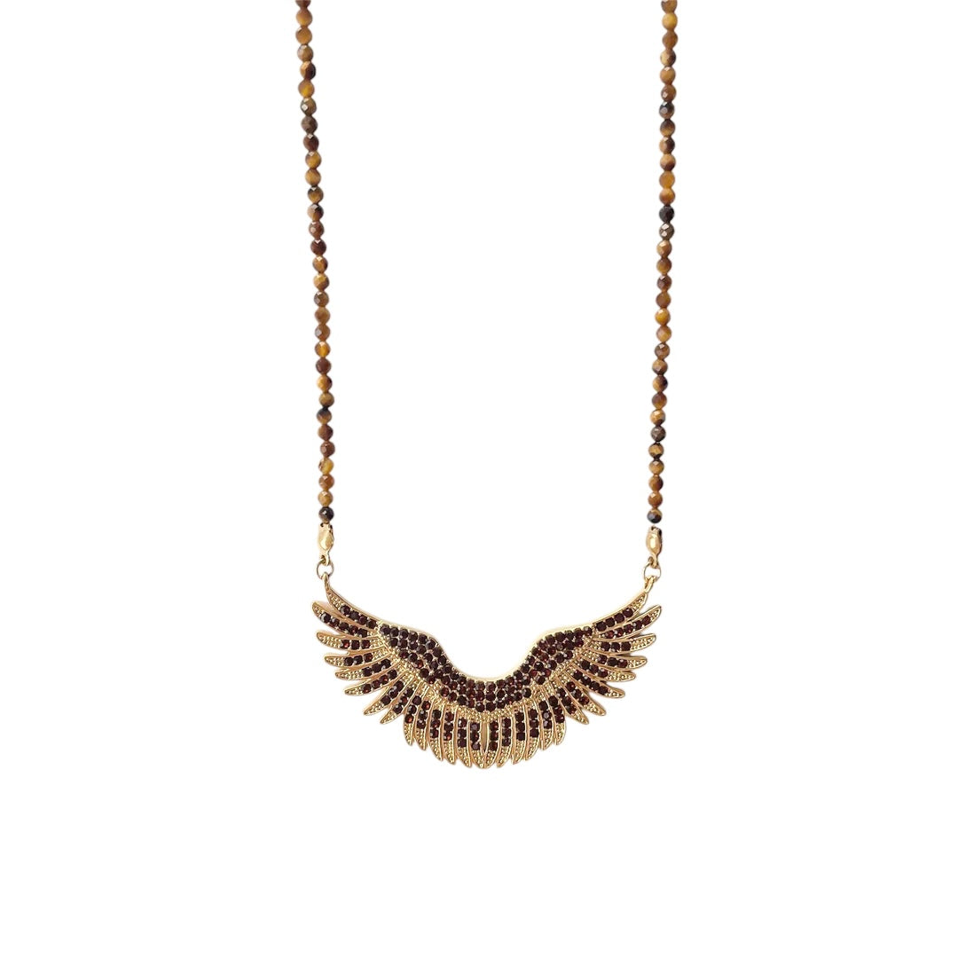 Collier femme en pierres naturelles œil de tigre avec pendentif ailes doré orné de strass marron, bijou protecteur et apaisant.