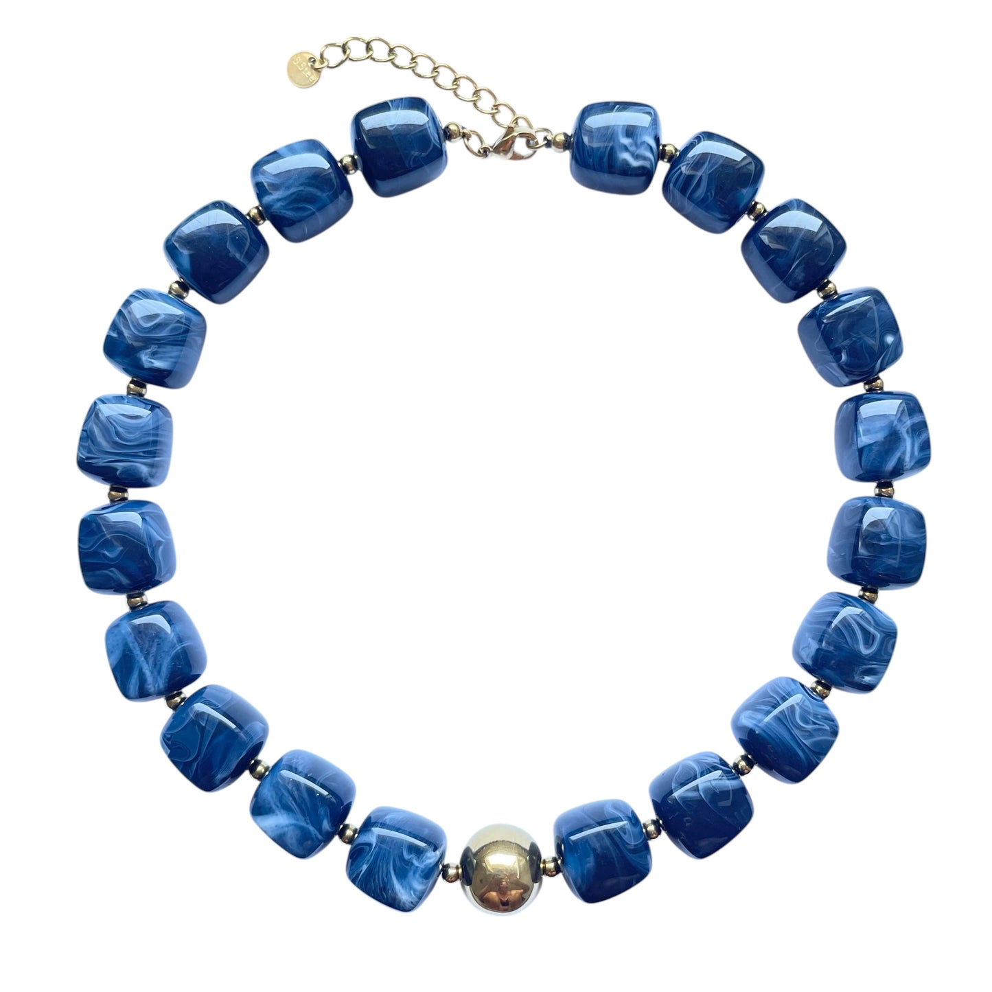 Collier en résine bleu roi effet marbré avec perles dorées en acier inoxydable, résistant à l'eau, léger et réglable.