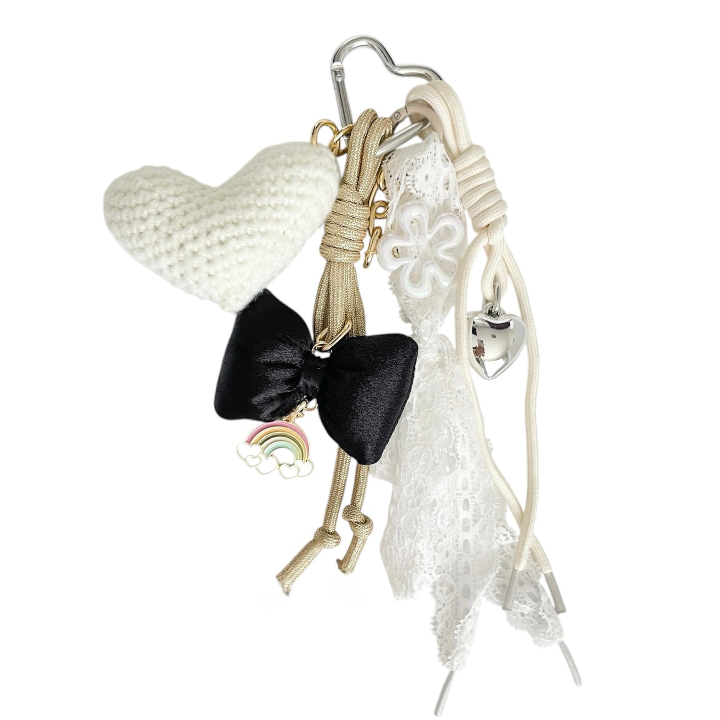 Grigri pour sac à main personnalisable avec breloques symboliques, cœur tricoté, nœud noir, arc-en-ciel, dentelle et charms fleurs blanches, accroche facile avec mousqueton argenté.