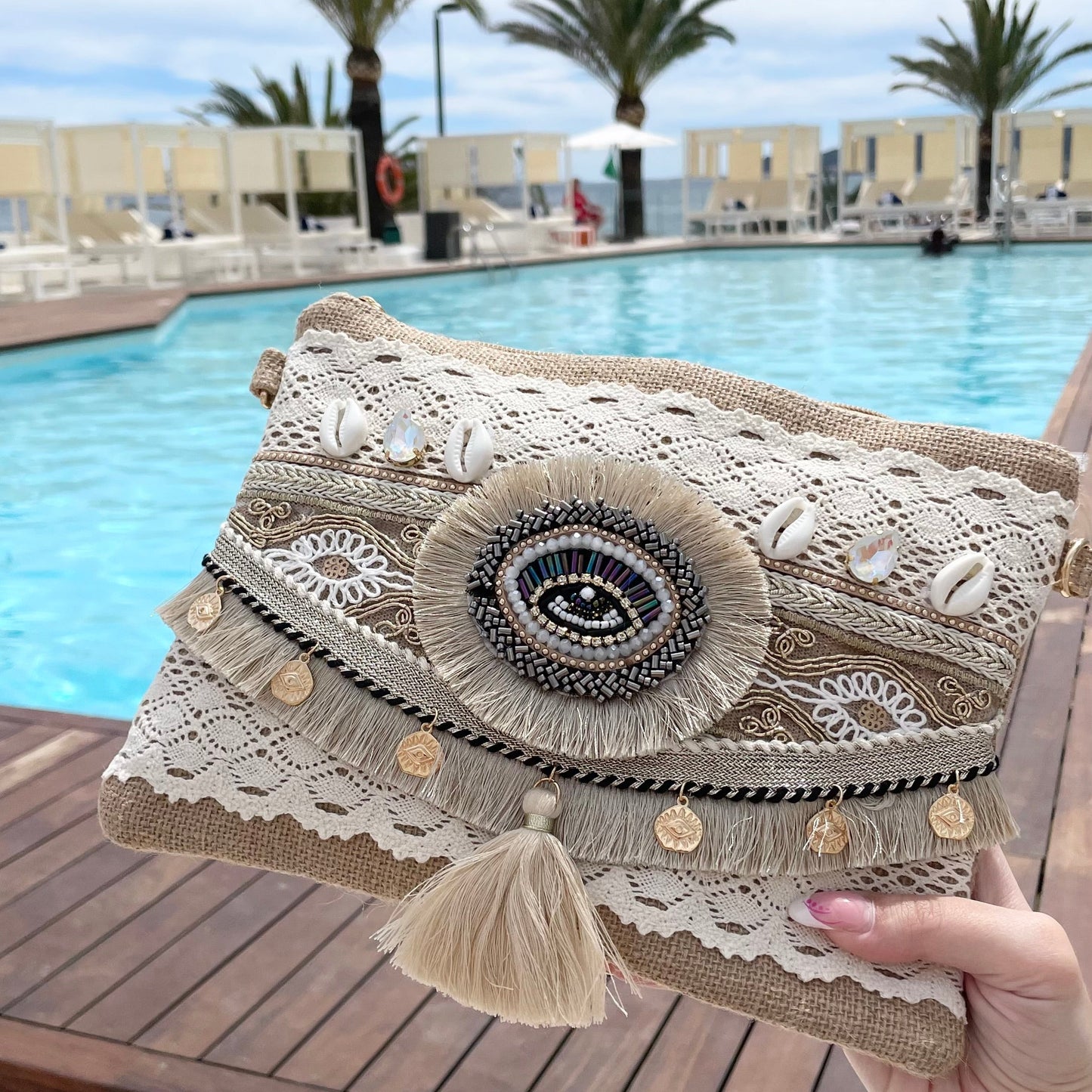 Pochette bohème en tissu dentelle blanche avec œil protecteur, pompon, coquillages et médaillon doré – style Ibiza chic, sac d'été femme à porter en bandoulière ou crossbody