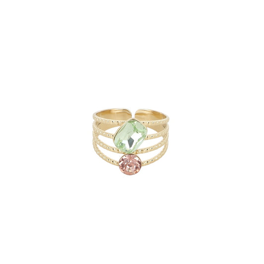 Bague ajustable en acier inoxydable doré à quatre rangs striés, ornée de deux cristaux Swarovski, un vert Chrysolite et un rose Blush Rose, bijou élégant et résistant à l’eau.