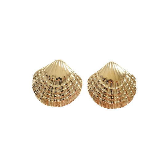 Boucles d’oreilles coquillage dorées en acier inoxydable pour femme élégantes, légères et résistantes à l’eau.
