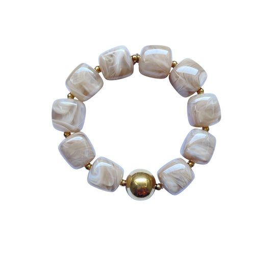 Bracelet en résine couleur crème effet effet marbré avec perle dorée  en acier inoxydable, ajustable et résistant à l'eau.
