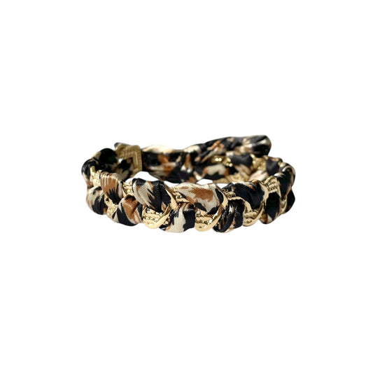 Bracelet jonc PANTHERA ajustable en acier inoxydable doré, relié par un tissu léopard élégant.