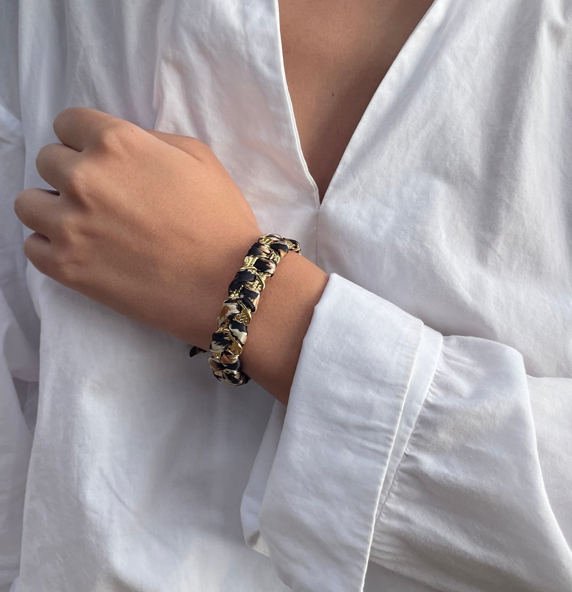 Bracelet jonc doré ruban léopard pour femme 