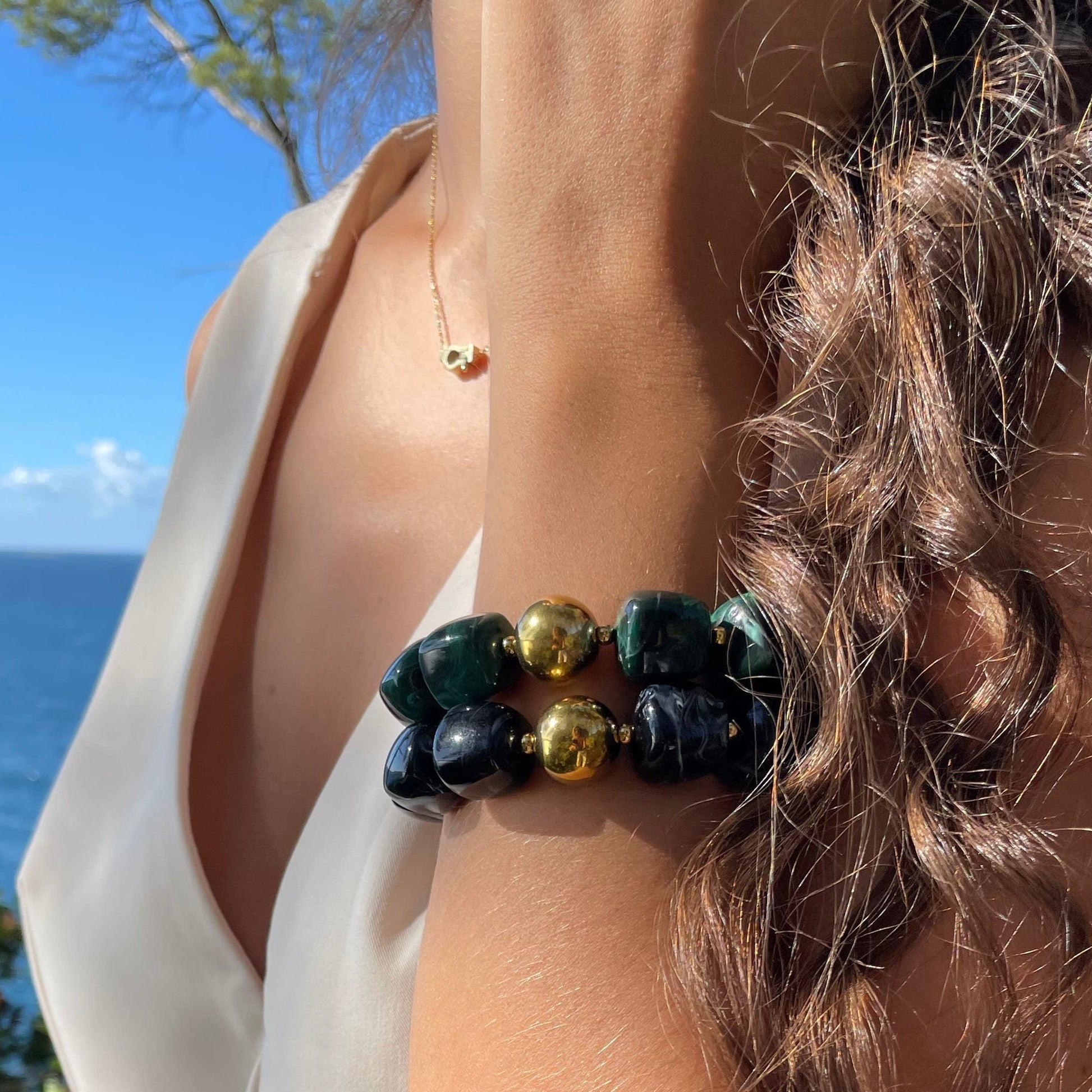 Bracelet en résine perles noires tendance pour femme 