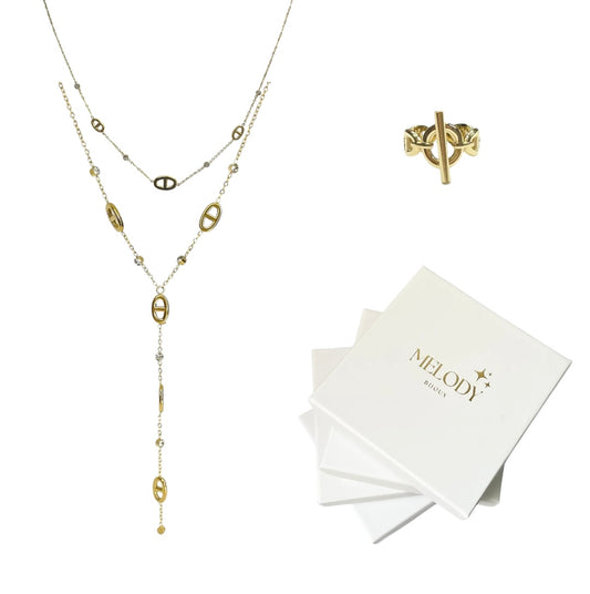 Coffret de Noël édition limitée Melody Bijoux avec collier Y Hailey Strass, collier Hailey Strass, bague Maille Marine et boîte cadeau.