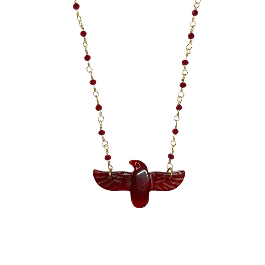 Collier aigle rouge et perles en acier inoxydable doré pour femme bohème chic.