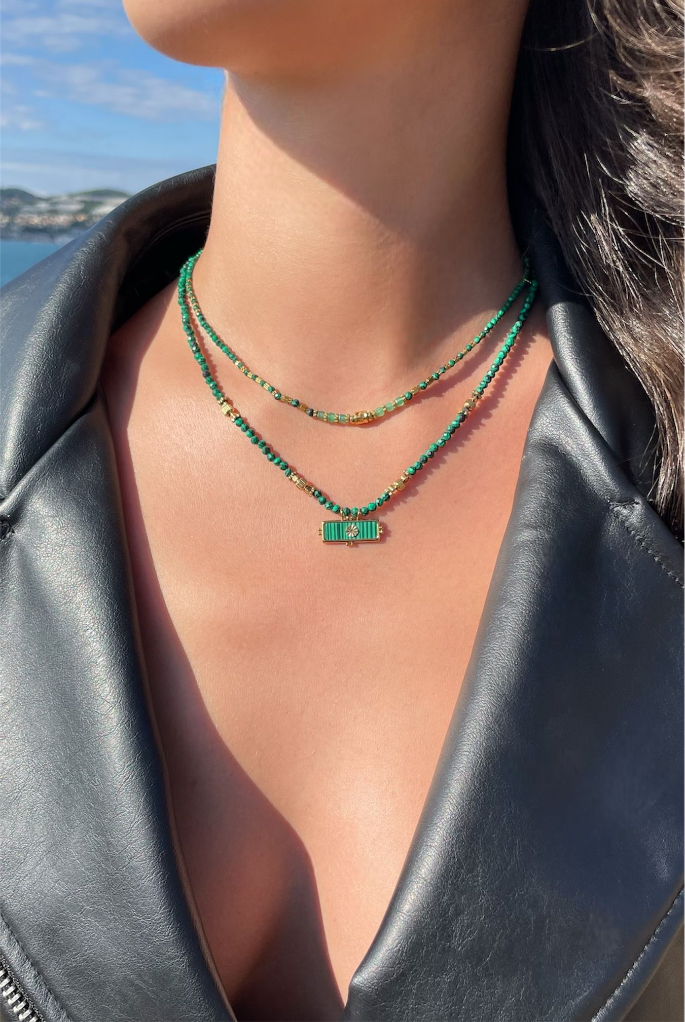 Collier amulette pierres naturelles malachite vert et doré pour femme 