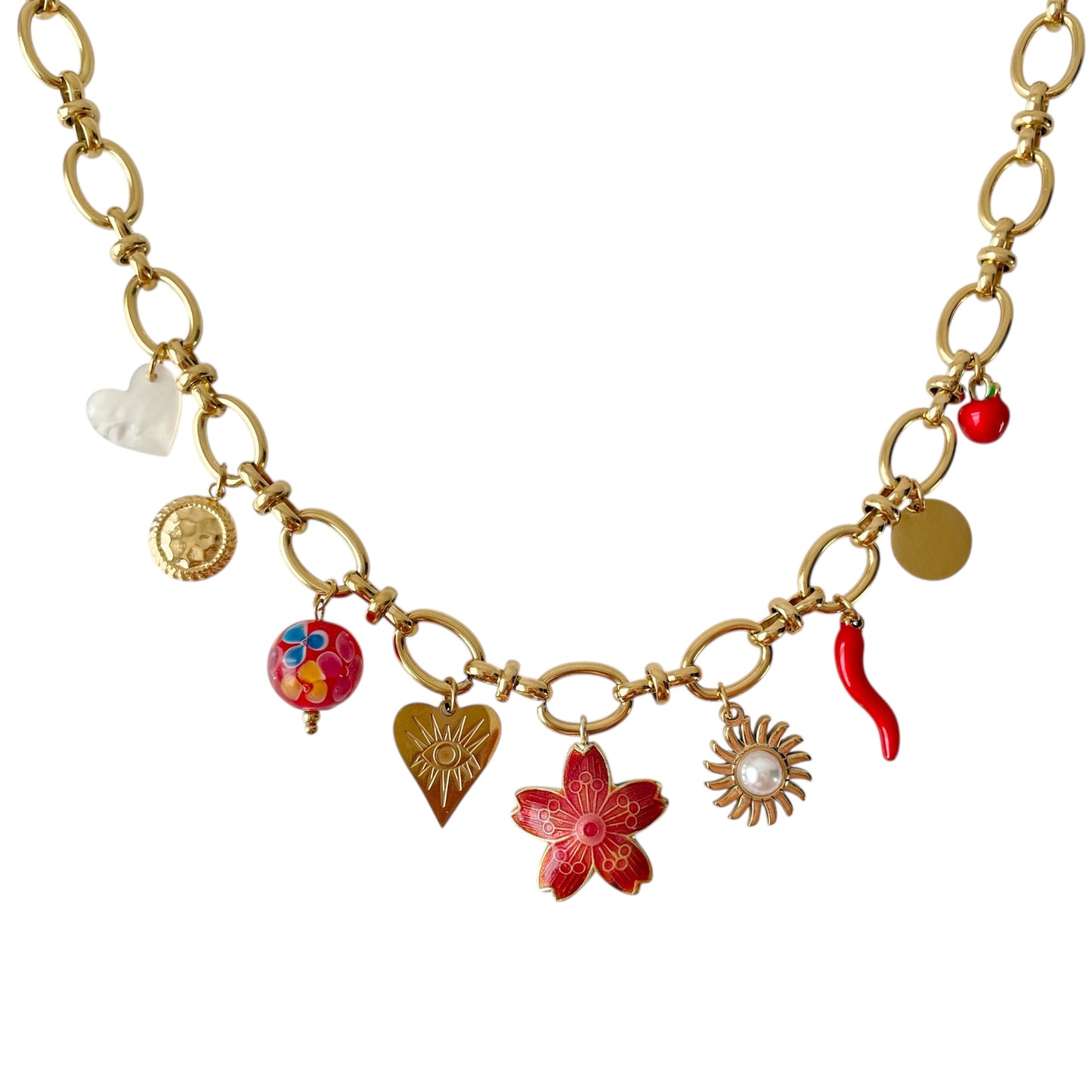 Collier breloques colorées au style solaire et estival. Ce bijou fantaisie chic combine des pendentifs uniques : fleur rouge, cœur doré, perles multicolores, pastilles gravées et un petit piment porte-bonheur