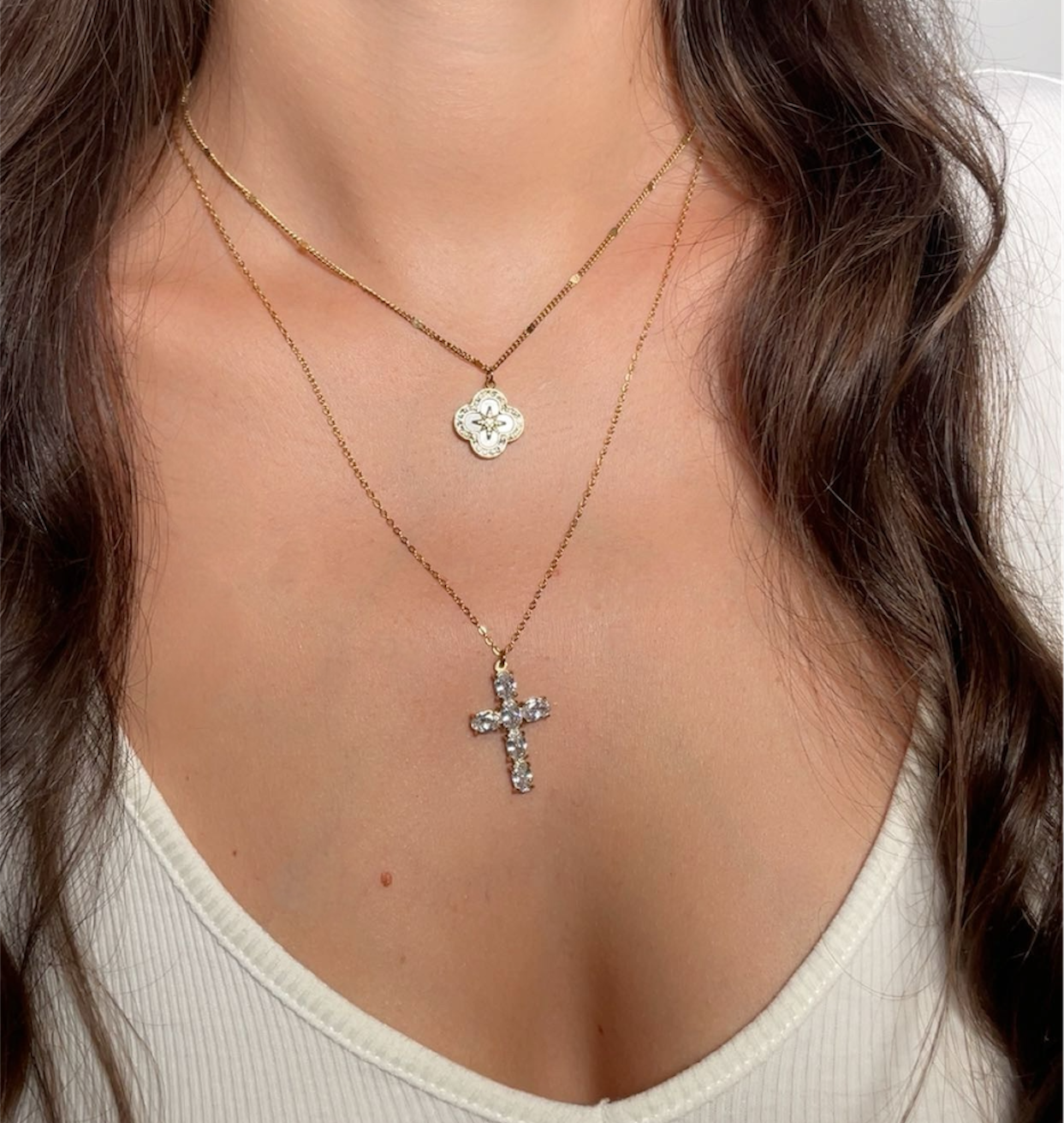 Collier croix et trèfle blanc en acier doré pour femme tendance chic 