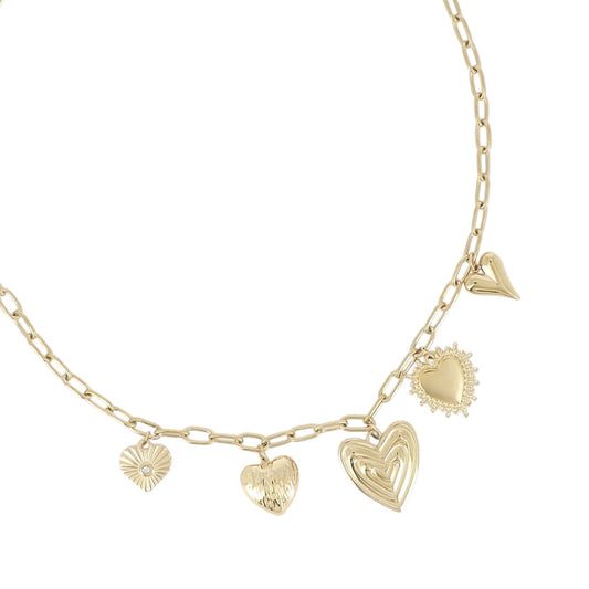 Collier en acier inoxydable chaîne dorée avec plusieurs pendentifs en forme de cœur, chacun au design unique, style élégant et tendance pour femme.