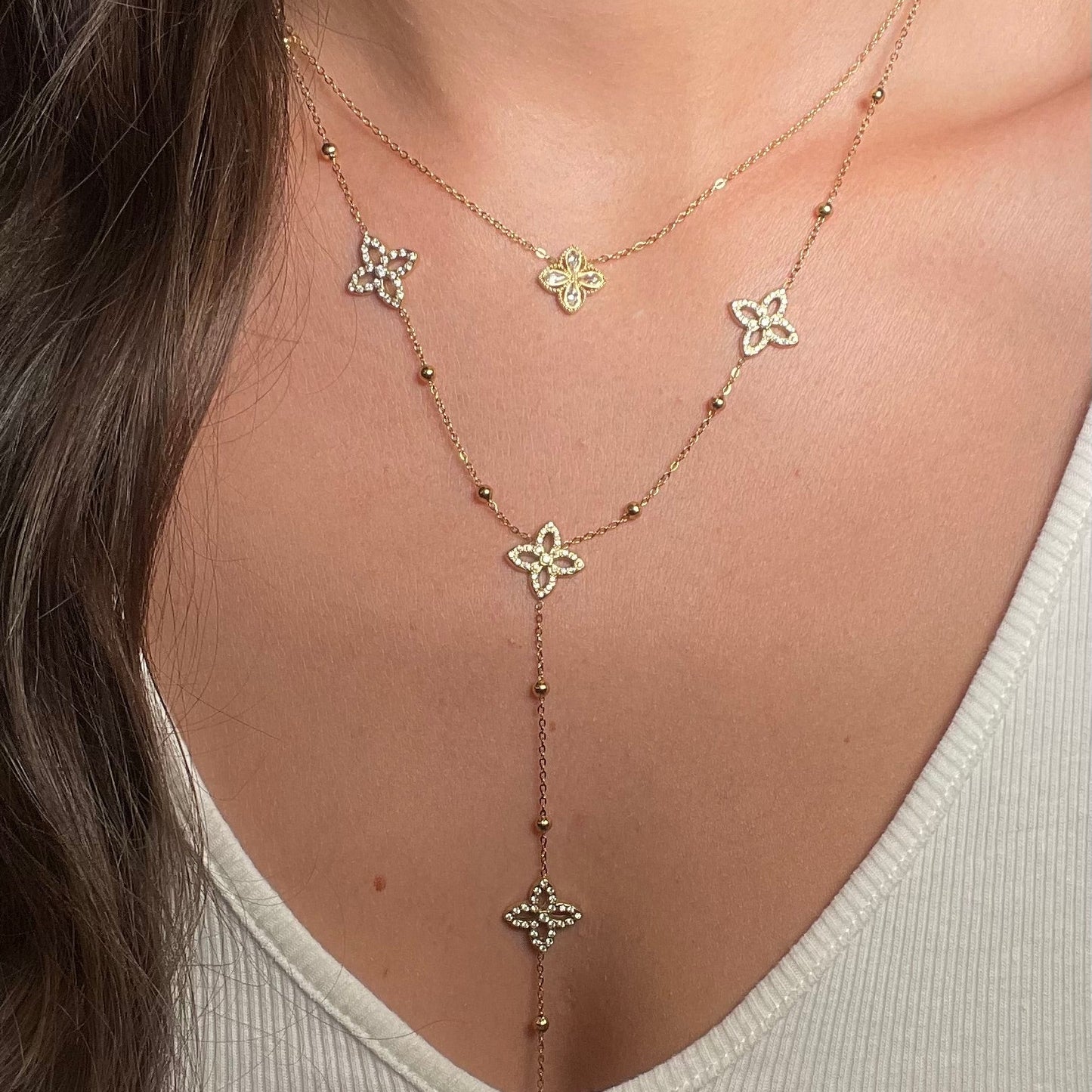 Collier Y composé de trèfles en acier inoxydable doré pour femme tendance.