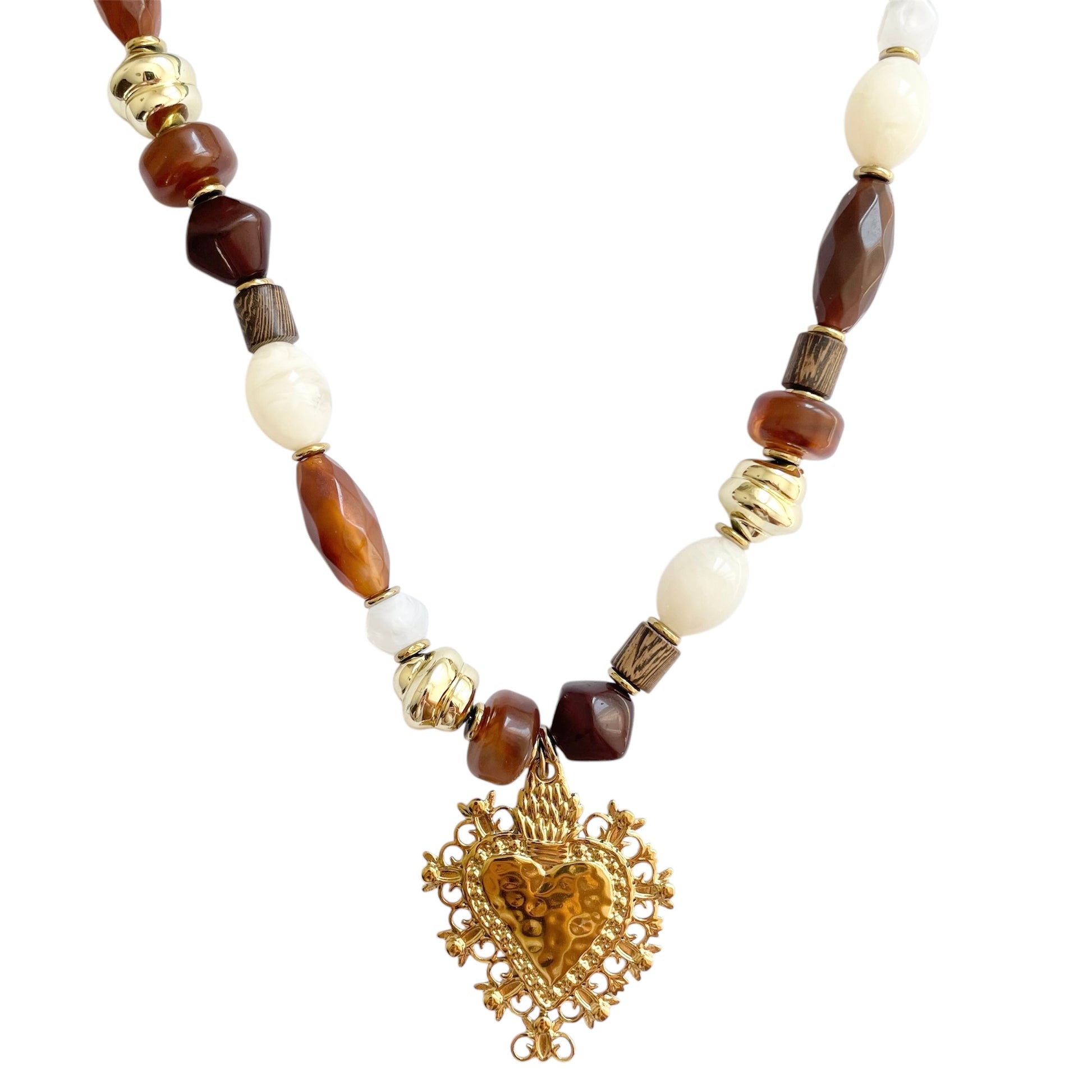 Collier en résine et bois marron et blanc, pendentif cœur au centre doré pour femme 