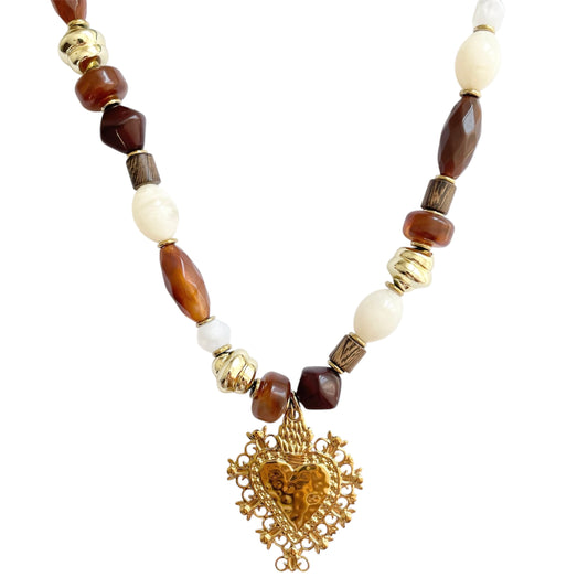 Collier en résine et bois marron et blanc, pendentif cœur au centre doré pour femme 