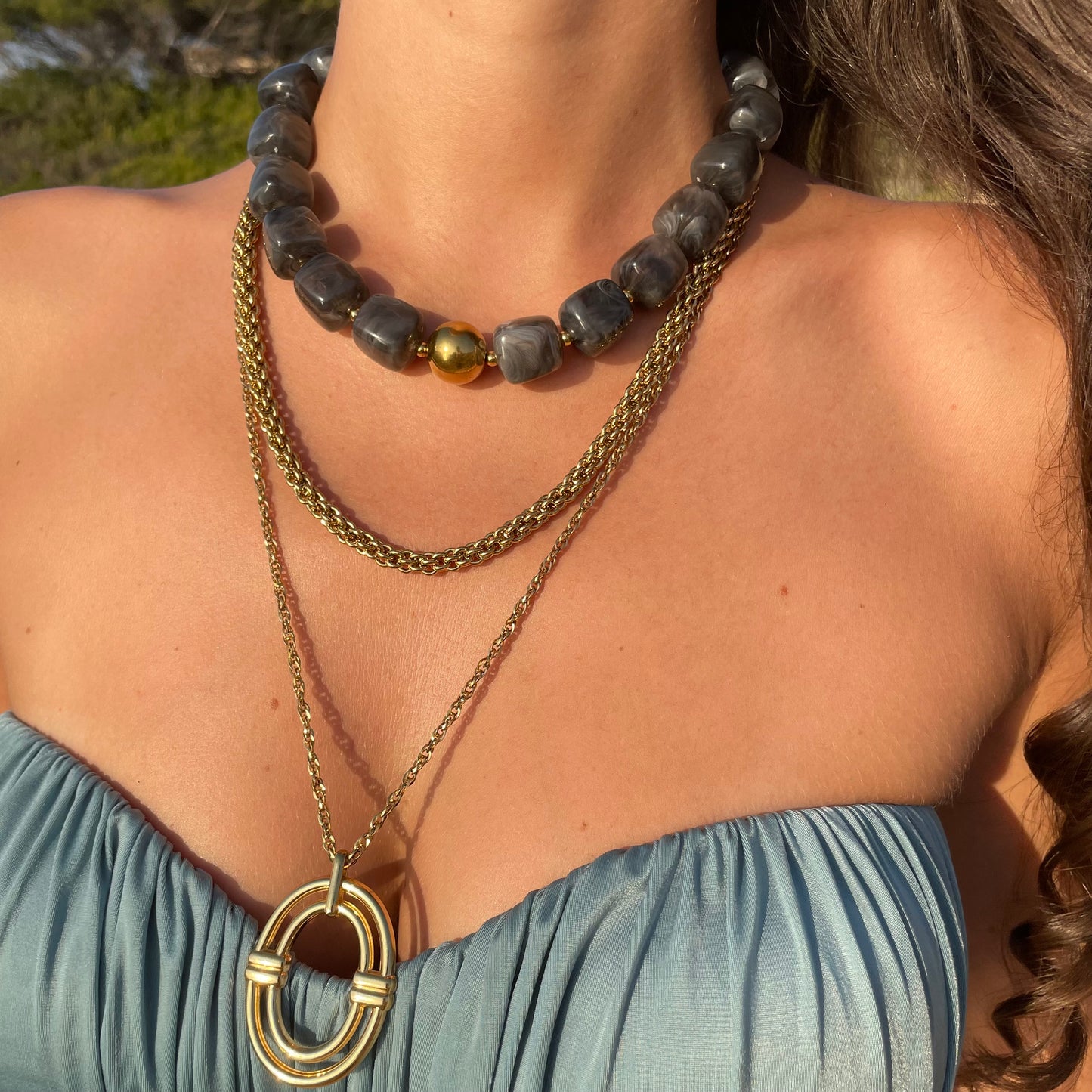 Collier en résine perles grise tendance femme 