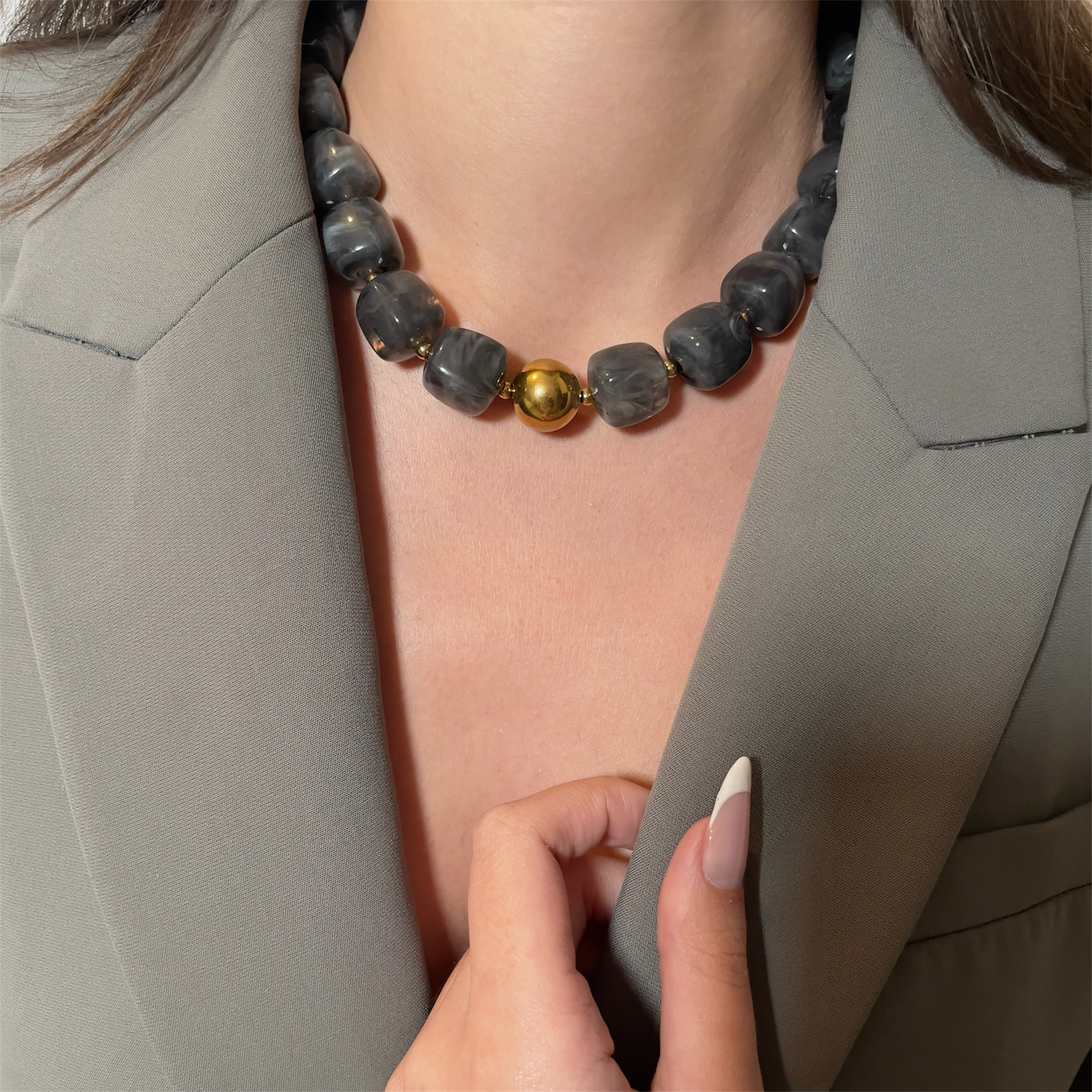 Collier resine grise perles carrées tendance femme 