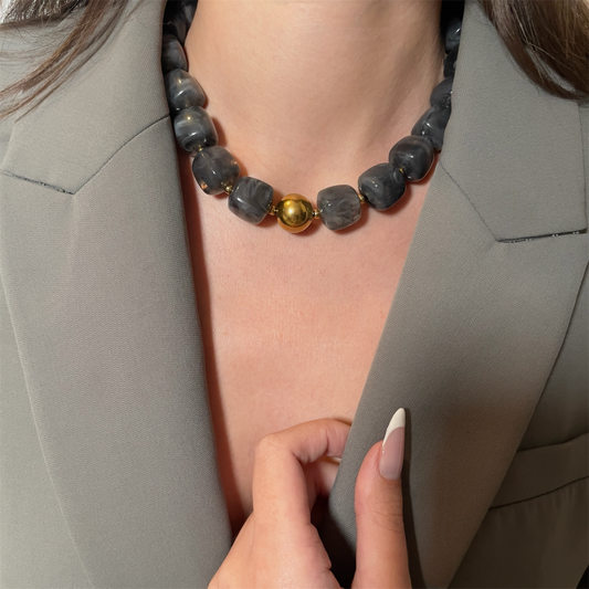 Collier resine grise perles carrées tendance femme 