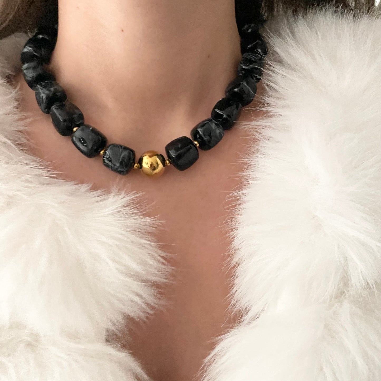 Collier résine perles carrées noires tendance femme