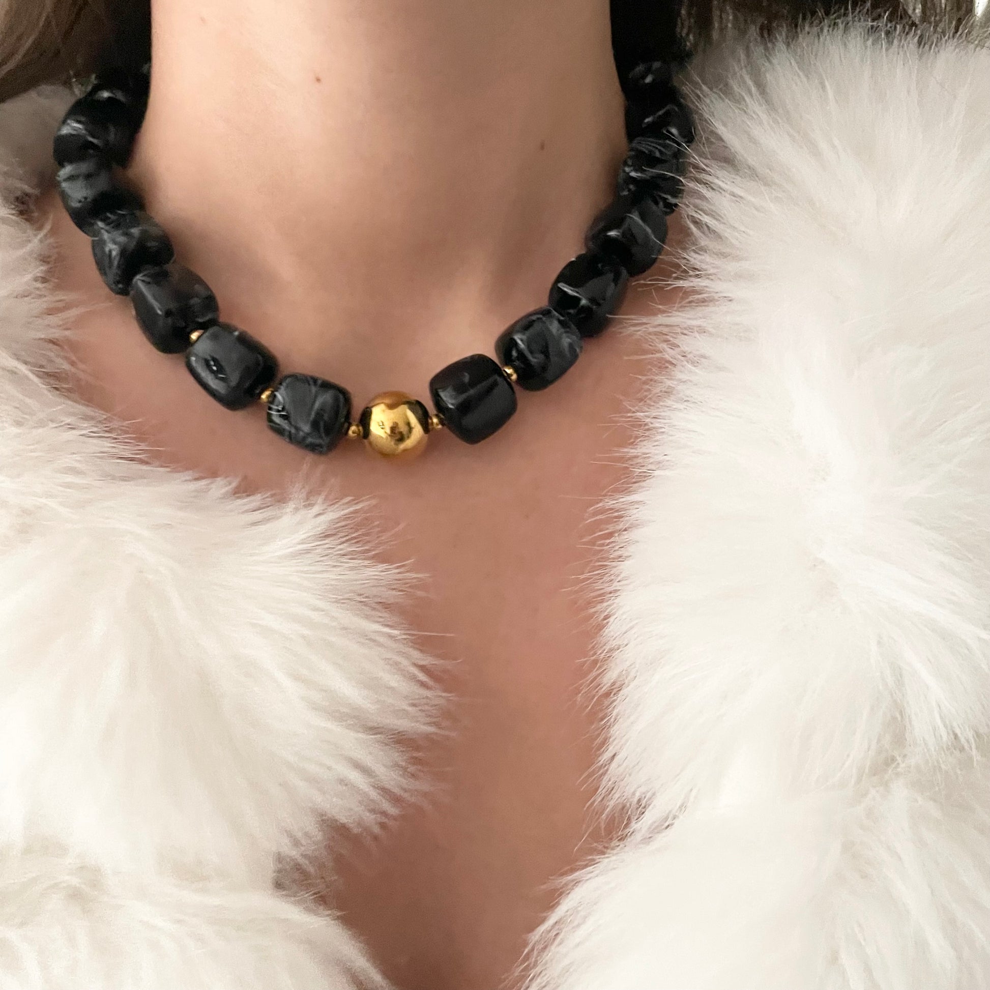 Collier résine perles carrées noires tendance femme