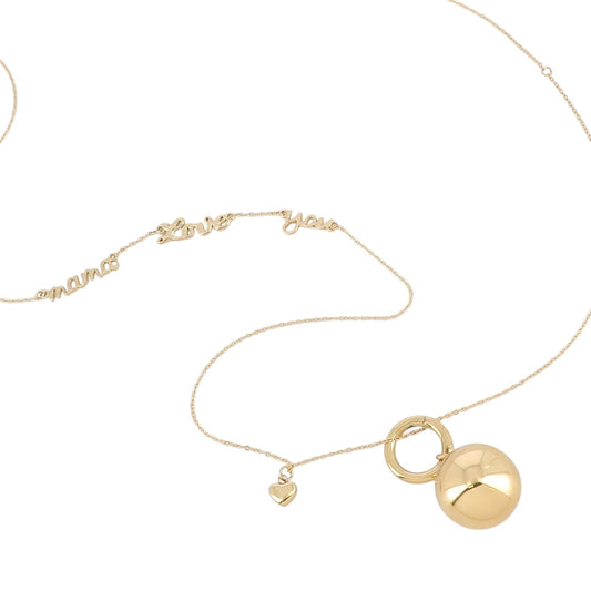 Collier bola de grossesse doré en acier inoxydable, avec inscription gravée « Mama love you », pendentif cœur et boule sonore apaisante, porté sur un ventre de femme enceinte. Bijou maternité hypoallergénique, élégant et ajustable, idéal comme cadeau de future maman.