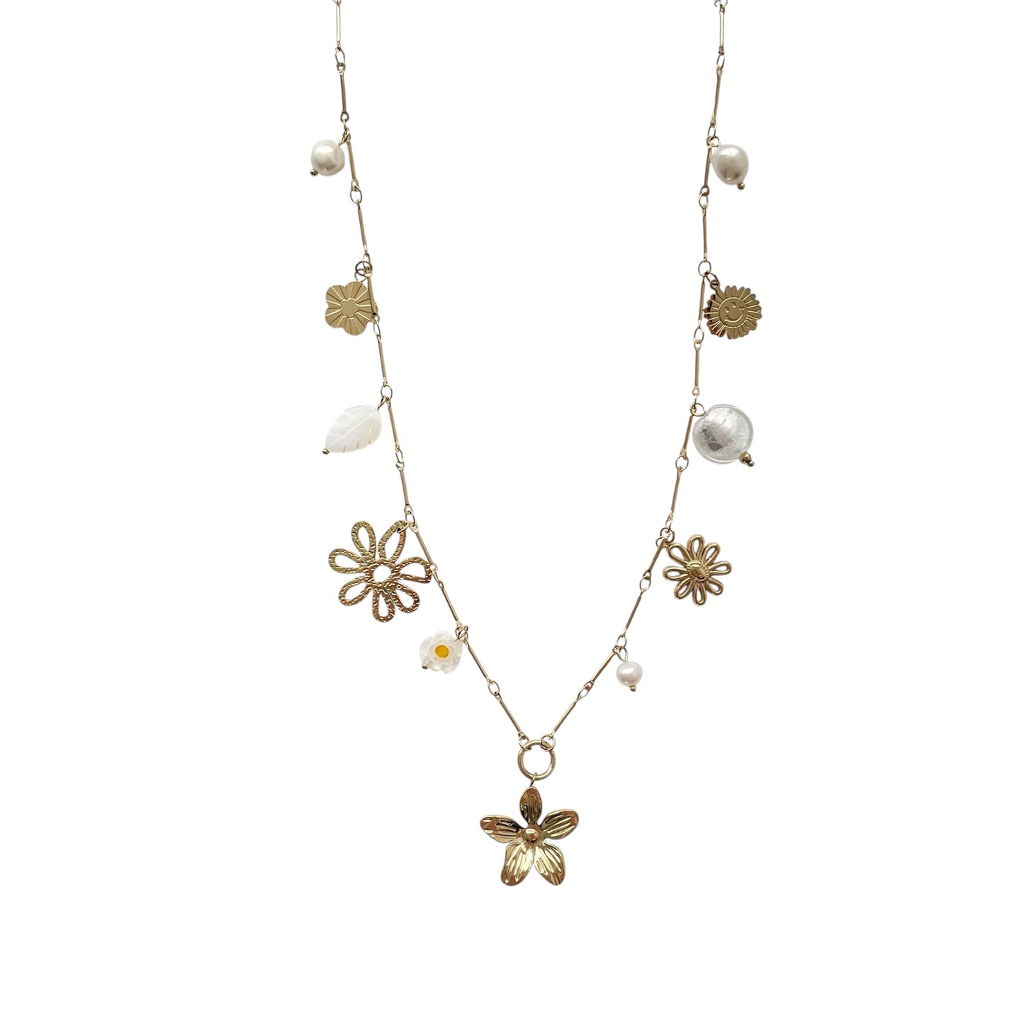 Sautoir élégant fine chaîne composé de breloques fleurs et perles tendance en acier inoxydable doré pour femme 