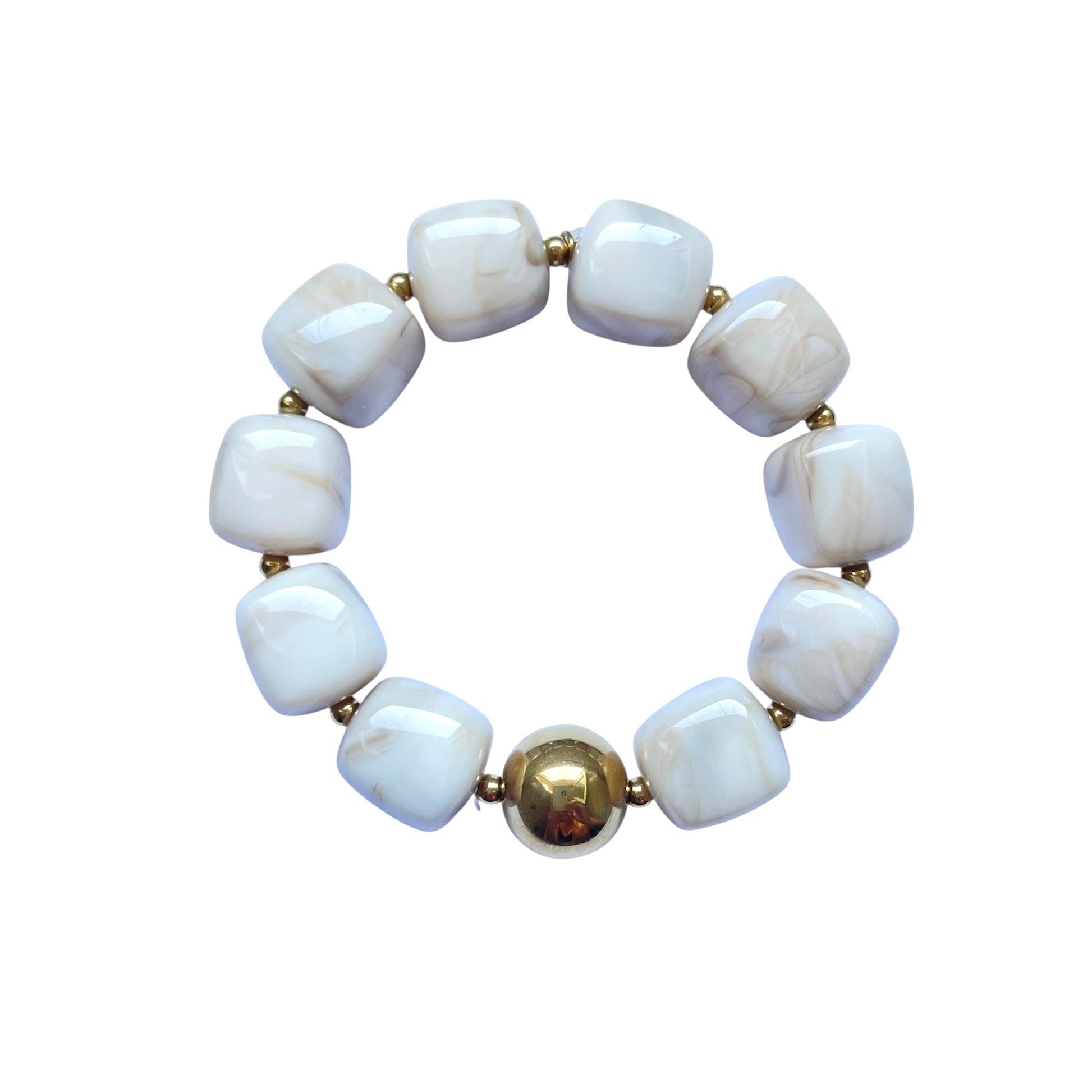 Bracelet en résine blanche effet marbré avec perles dorées en acier inoxydable, ajustable et résistant à l'eau.
