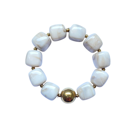 Bracelet en résine blanche effet marbré avec perles dorées en acier inoxydable, ajustable et résistant à l'eau.
