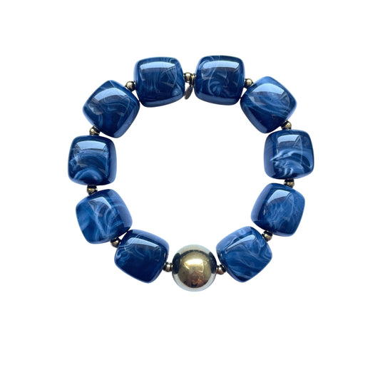 Bracelet en résine bleu roi effet marbré avec perle doré en acier inoxydable ajustable.