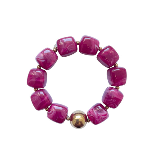 Bracelet Olympe en résine magenta fuchsia avec perle dorée en acier inoxydable, bijou tendance femme ajustable et résistant à l’eau