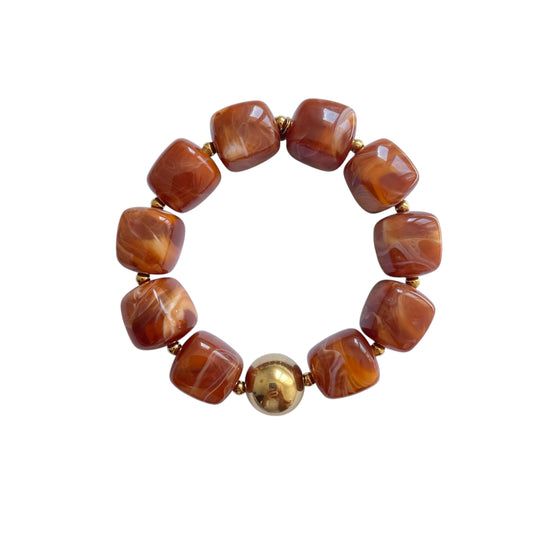 Bracelet en résine marron caramel effet marbré avec finitions en acier inoxydable doré, ajustable et résistant à l’eau, bijou léger pour femme.