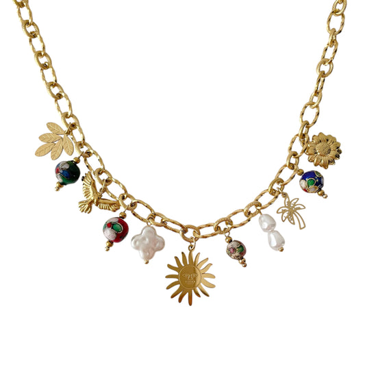 Collier à breloques doré pour femme en acier inoxydable style bohème chic avec pendentifs symboliques et chaîne réglable.