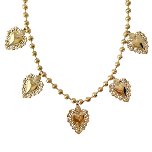 Collier cœur doré en acier inoxydable pour femme avec chaîne boule et pendentifs cœurs stylisés bijou romantique et moderne.
