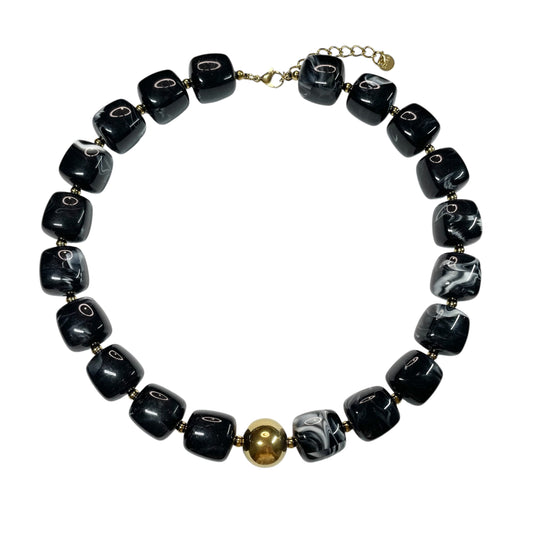 Collier femme avec perles en résine noire et acier inoxydable doré, bijou tendance et résistant à l’eau