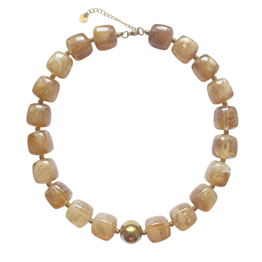 Collier en résine beige jaune effet marbré avec perle centrale en acier inoxydable doré, réglable et résistant à l’eau.