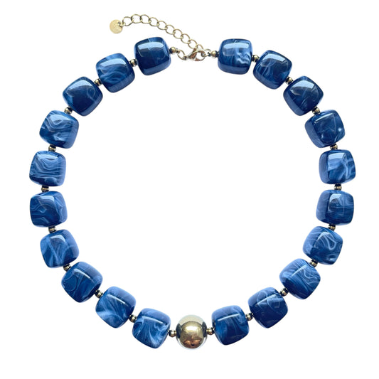 Collier en résine bleu roi effet marbré avec perles dorées en acier inoxydable, résistant à l'eau, léger et réglable.