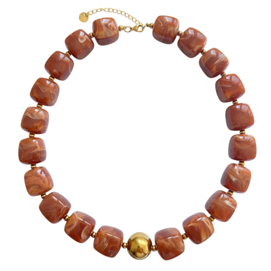 Collier en résine marron caramel effet marbre et acier inoxydable doré, réglable, résistant à l’eau et léger, longueur 41 cm + 5 cm.