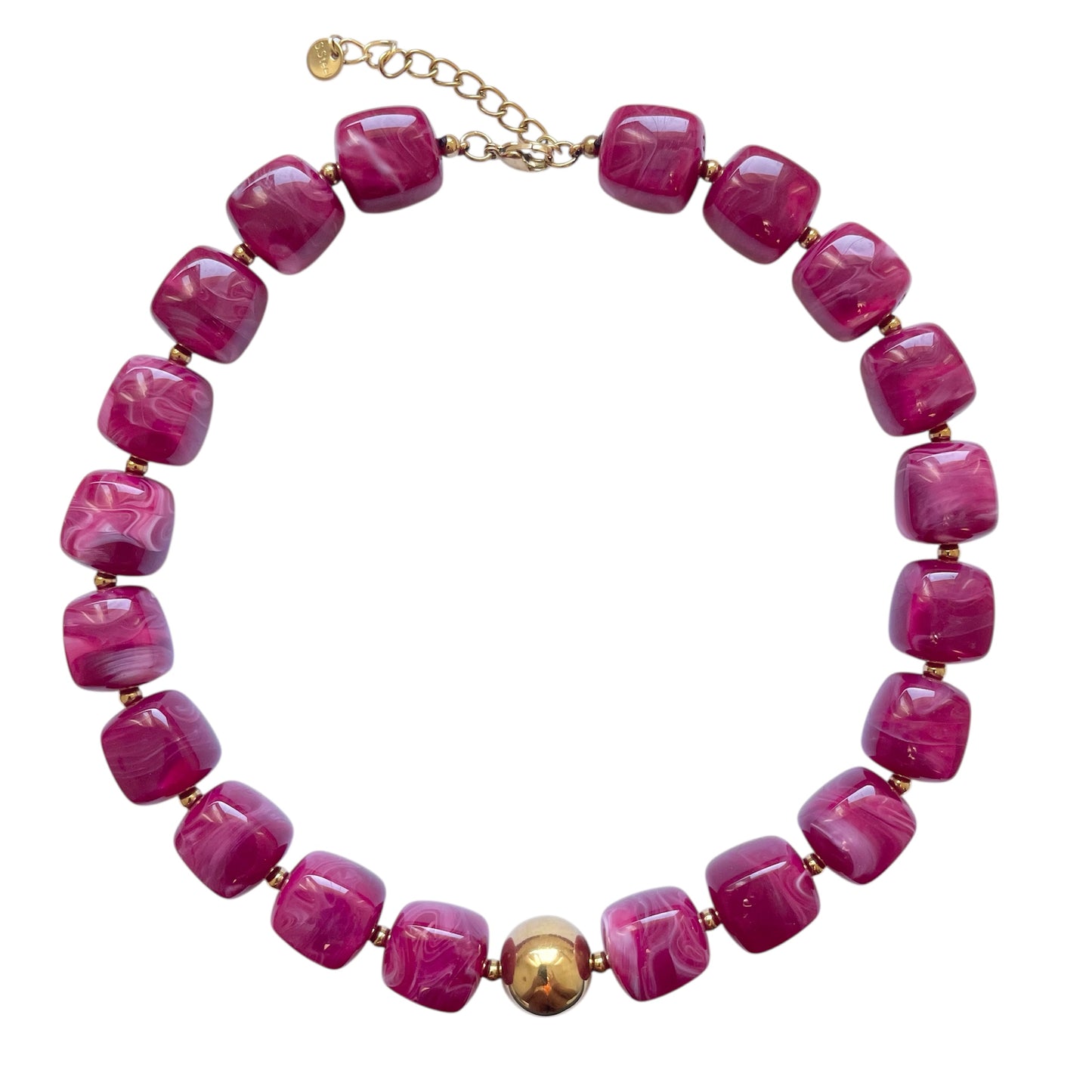 Collier perles carrées en résine magenta fuchsia avec perle dorée en acier inoxydable, bijou tendance femme, élégant et résistant à l’eau