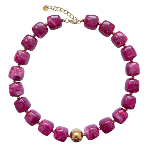 Collier perles carrées en résine magenta fuchsia avec perle dorée en acier inoxydable, bijou tendance femme, élégant et résistant à l’eau